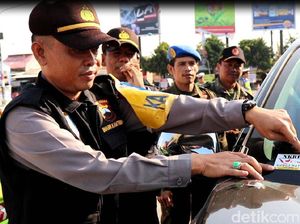 Tangkal Radikalisme, Polisi Bagikan Stiker pada Pemudik di Brebes