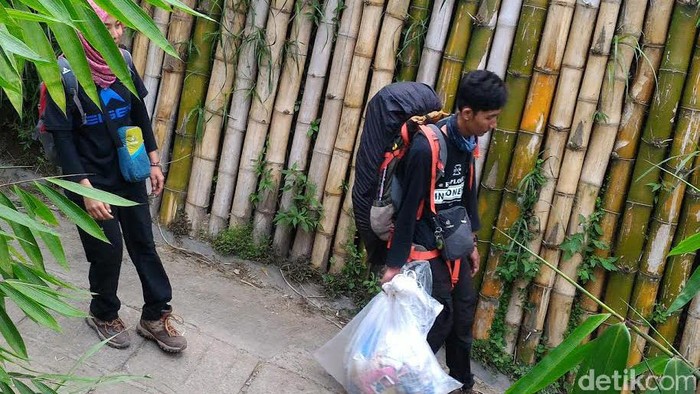 Sadar Lingkungan, Pendaki Merapi Bawa Turun Sampahnya Sendiri