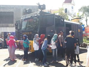 Warga Serbu Open House HUT Bhayangkara di Polrestabes Surabaya