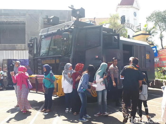 Warga Serbu Open House HUT Bhayangkara di Polrestabes Surabaya