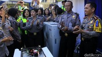 HUT Polri ke 71 tahun ini dirayakan anggota Polisi Polres Bandung di jalur mudik selatan yang terbentang dari Cileunyi sampai Nagreg.