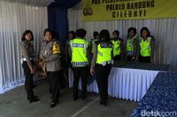 Rayakan HUT Polri ke-71, Anggota Polres Bandung Syukuran di Jalur Mudik