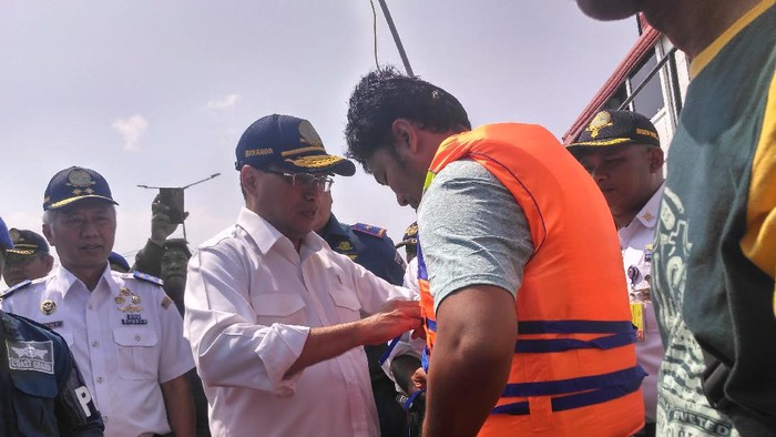 Kunjungi Pelabuhan Kali Adem, Menhub Minta Warga Pakai Life Jacket