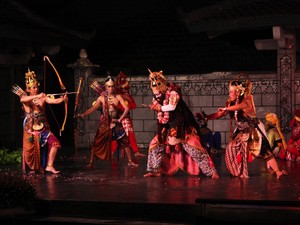 Sambut Pemudik Solo Gelar Sendratari Ramayana