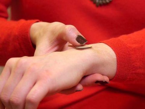 Ada plester khusus yang bahkan dapat menjadi pengganti jarum suntik.