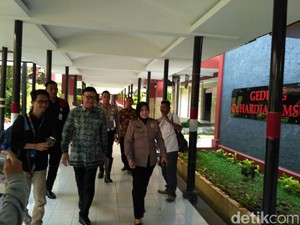 Mendagri Jenguk 2 Anggota Brimob Korban Penusukan di RS Polri