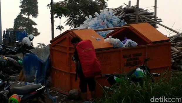 Sadar Lingkungan, Pendaki Merapi Bawa Turun Sampahnya Sendiri