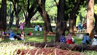 Ada juga yang sekadar bersantai di taman bersama keluarga.