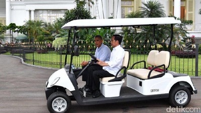 Potret Gaya Jokowi Jadi Sopir di Istana
