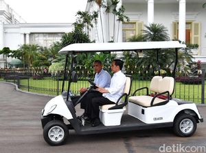 Potret Gaya Jokowi Jadi Sopir di Istana