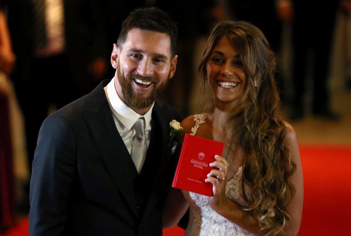 Pernikahan Lionel Messi dan Antonella Roccuzzo Berlangsung Meriah (Foto: Reuters) Pernikahan Lionel Messi dan Antonella Roccuzzo Berlangsung Meriah (Foto: Reuters)