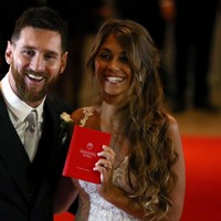 Antonela mendirikan brand sepatu Sarkany bersama istri pemain sepakbola Louis Suarez, Sofia. Foto: Reuters