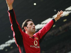 MU setahun bersabar menunggu Ruud van Nistelrooy pulih dari cedera sampai akhirnya benar-benar gabung awal musim 2001. Penantian MU itu dibayar Nistelrooy lewat produktivitas sampai akhirnya hijrah tahun 2006. Nomor 10 rutin dipakainya di MU. (Foto: Ross Kinnaird/Getty Images)