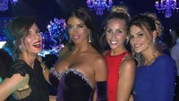 Mereka berkumpul. Salah satu yang paling seksi adalah pasangan Cesc Fabregas, Daniella Semaan (kedua dari kiri). Foto: Instagram @ _marcelatauro/@barcafamily (ist)