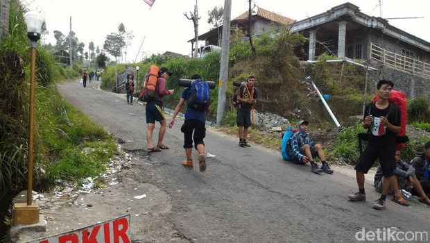Sadar Lingkungan, Pendaki Merapi Bawa Turun Sampahnya Sendiri