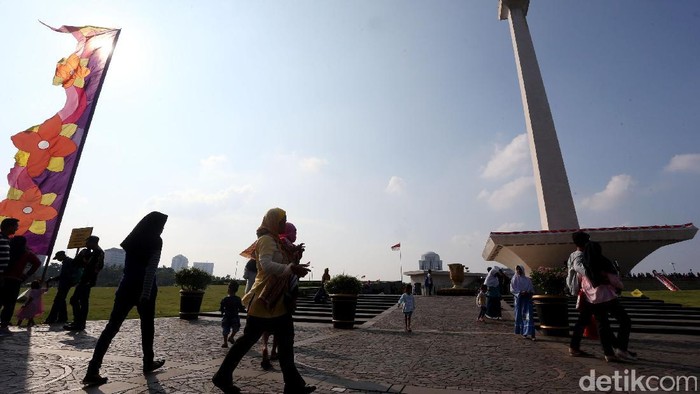 Monumen Nasional (Monas) selalu menjadi daya tarik bagi masyarakat yang ingin menghabiskan waktu liburan panjang. Seperti di akhir libur panjang lebaran ini.