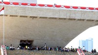 Mereka telah berada di kawasan itu sejak pagi untuk naik ke atas Tugu Monas.