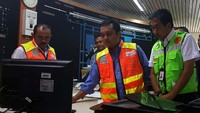 Selain meninjau pergerakan pesawat Awaluddin juga meninjau kesiapan sejumlah fasilitas vital seperti kelistrikan bandara dan pemadam kebakaran. (Dok AP II)