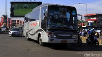 Pantauan detikcom sekitar Pukul 11.30 WIB, baik kendaraan roda dua dan empat dari arah Nagreg dan Sumedang yang mengarah ke GT Tol Cileunyi dan Bandung kota masih mengalir.