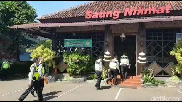 HUT Polri, Tempat Makan Ini Gratiskan Makan untuk Anggota Polres Cianjur