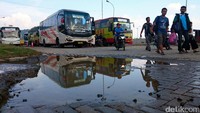 Ratusan penumpang diberangkatkan menggunakan bus setelah turun dari kapal di Pelabuhan Merak.