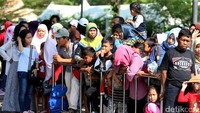 Antrean warga yang ingin naik kereta wisata.