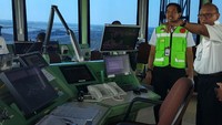 Direktur Angkasa Pura II Muhammad Awaludin (kedua kanan) mendapat penjelasan dari petugas Air Traffic Control ler (ATC) saat meninjau Ruang Movement Controller Terminal 3 Bandara Soekarno Hatta, Tangerang, Banten. (Dok AP II)