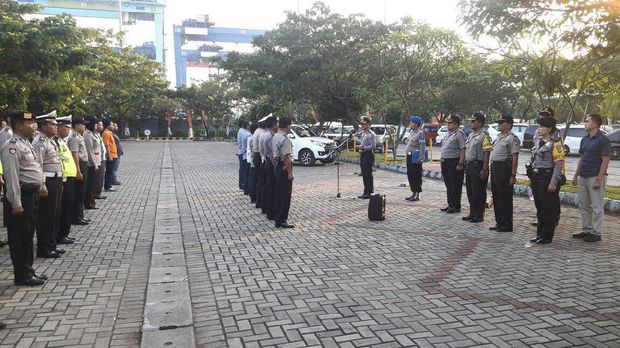 Kapolres Pelabuhan Tanjung Priok AKBP Roberthus Yohanes De Deo mengimbau jajarannya melayani masyarakat dengan ramah.