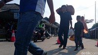 Sejak pukul 10.00 WIB tadi masing-masing kapal rata-rata membawa penumpang pejalan kaki sekitar 400 orang.