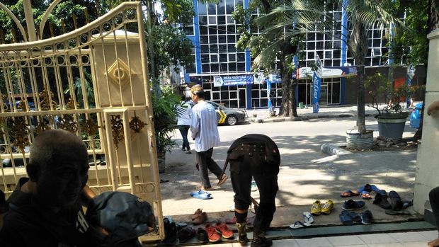Suasana Salat Zuhur di Masjid Falatehan, TKP Penusukan Anggota Brimob
