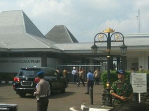Obama Tiba di Bandara Halim, Disambut Gubernur Djarot