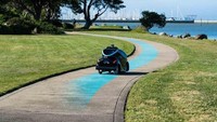 Mobil robot ini bisa menjelajah jalan dan dilengkapi dengan sistem kamera canggih yang bisa memindai wajah atau orang yang tengah menyeberang jalan. Robot mobil kemudian bisa kembali sendiri ke kantor polisi untuk dicas baterainya. Foto: Dok.Kepolisian Dubai