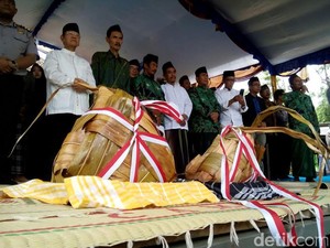 Dua Ketupat Jumbo Seberat 50 Kg Dimakan Massal Warga Magetan