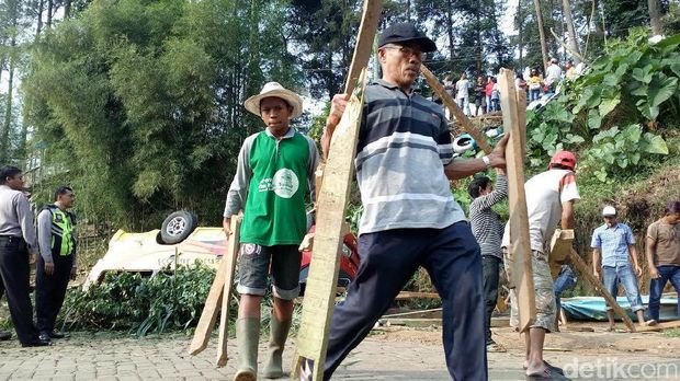 Wisatawan Bantu Evakuasi Minibus yang Terjun ke Warung di Pacet