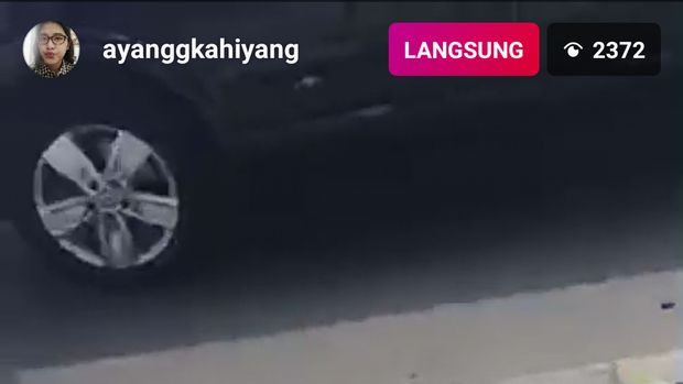 Jalan Bersama Keluarga, Jokowi Beli Kerak Telor di Kemayoran