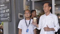 Jokowi saat mendatangi toko kopi Tuku di Cipete (Foto: Twitter Pramono Anung)