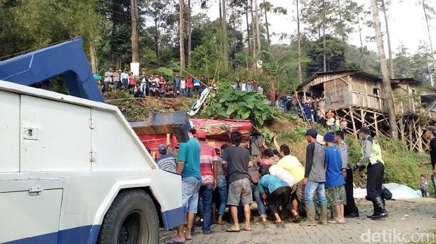 Wisatawan Bantu Evakuasi Minibus yang Terjun ke Warung di Pacet