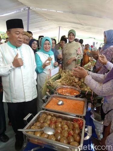 Bupati Lamongan cicipi ketupat Kecamatan Paciran/