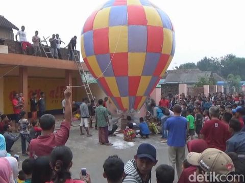 Meriahnya Tradisi Balonan di Jombang