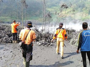 Kemensos Kerahkan Anggota Tagana ke Lokasi Letusan Kawah Sileri