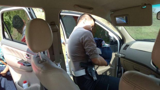 Polisi Bantu dan Evakuasi Perempuan Melahirkan di Tol Cipali ke RS