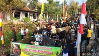 Foto: Di Boyolali, ada juga tradisi arak-arakan ratusan ekor sapi di Dukuh Mlambong, Desa Sruni, Kecamatan Musuk, Boyolali. Sapi dikeluarkan dari kandang, lalu dikalungi ketupat kemudian diarak keliling kampung. (Ragil Ajiyanto/detikTravel)