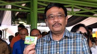 Gubernur DKI Jakarta, Djarot Saiful Hidayat melakukan tapping JakCard Bank DKI di Taman Margasatwa Ragunan (TMR) di Jakarta dalam rangka Libur Lebaran. Foto: dok. Bank DKI
