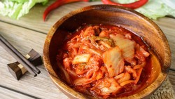 Kimchi, makanan asli Korea Selatan, dibuat dari fermentasi sayuran yang diberi bumbu pedas. Tak hanya enak, kimchi juga diketahui bermanfaat bagi kesehatan.