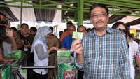 Produk terbaru dari JakCard seri terbaru ini secara resmi diluncurkan oleh Gubernur DKI Jakarta Djarot Saiful Hidayat sekaligus mengecek para pengunjung Taman Margasatwa Ragunan di Libur Lebaran tahun ini. Foto: dok. Bank DKI
