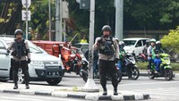 Polisi bersenjata lengkap memastikan keamanan Barack Obama selama di Indonesia.