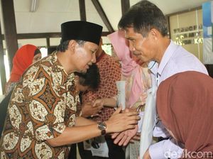 Saat Bupati Irsyad Reuni dengan Guru dan Teman SD