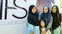 Dina Lorenza juga membuka usaha baju muslim. (Foto: Dina Lorenza (Instagram Dina Lorenza)