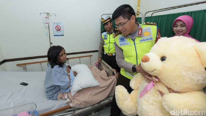 Kakorlantas Beri Teddy Bear untuk Bayi yang Lahir di Cipali