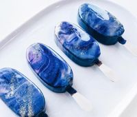 Es krim dengan nuansa galaxy.